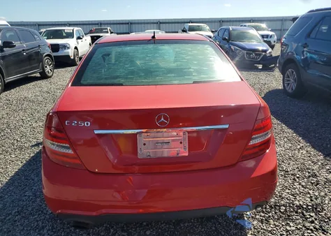 2013 Mercedes-Benz C 250 z USA, uszkodzony, nr VIN WDDGF4HB7DA766551